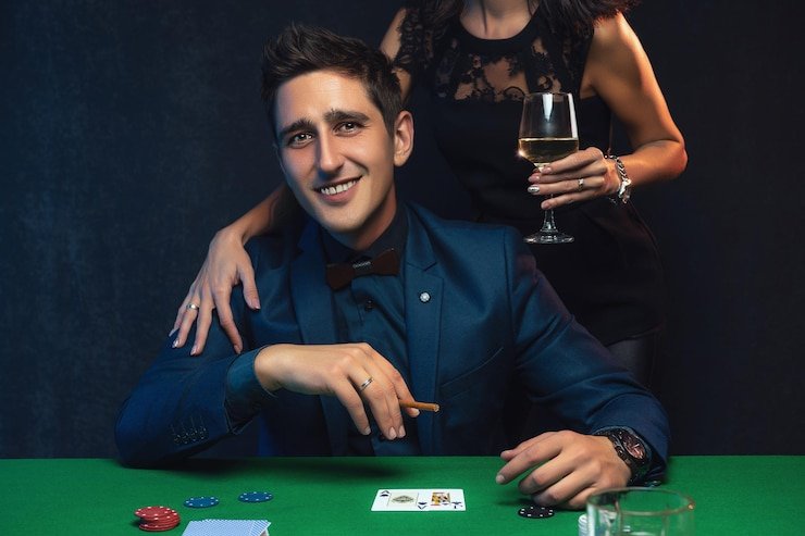 Meja Casino Hold'em dengan batas taruhan berbeda